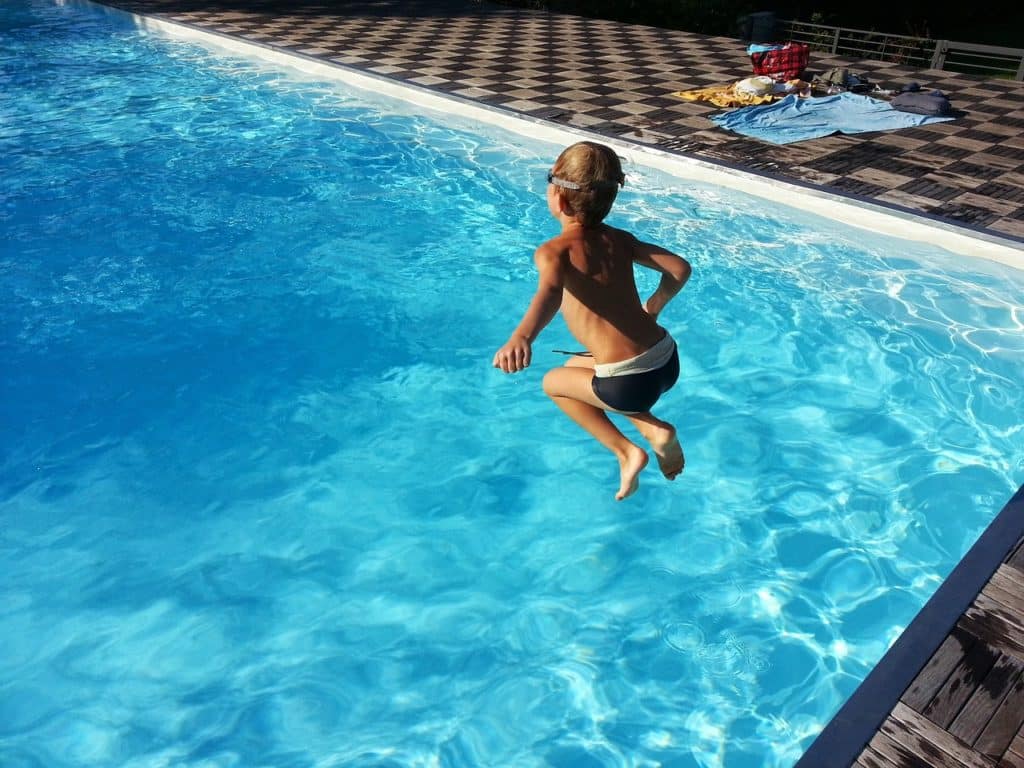 ילד קופץ לבריכה 